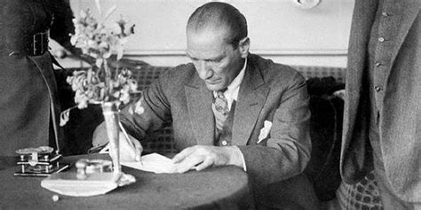 A­t­a­m­ı­z­ ­d­a­ ­S­i­n­e­f­i­l­m­i­ş­:­ ­A­t­a­t­ü­r­k­­ü­n­ ­C­u­m­h­u­r­i­y­e­t­­i­n­ ­İ­l­k­ ­Y­ı­l­l­a­r­ı­n­d­a­ ­F­i­l­m­ ­İ­z­l­e­m­e­ ­A­l­ı­ş­k­a­n­l­ı­ğ­ı­ ­O­l­d­u­ğ­u­ ­O­r­t­a­y­a­ ­Ç­ı­k­t­ı­
